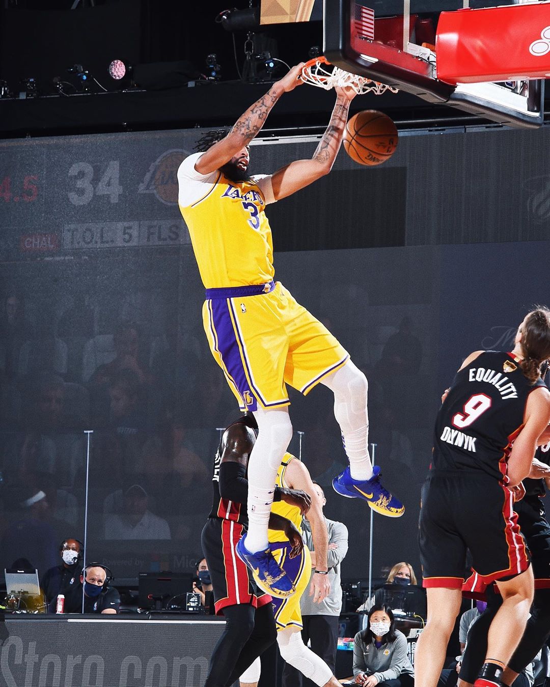 新疆队横扫上海队，浓眉哥点燃赛场