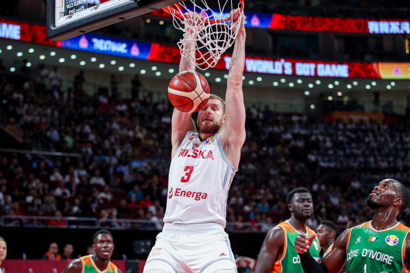 荷兰队在比利时队的激烈对抗中获得胜利，表现亮眼的简单介绍